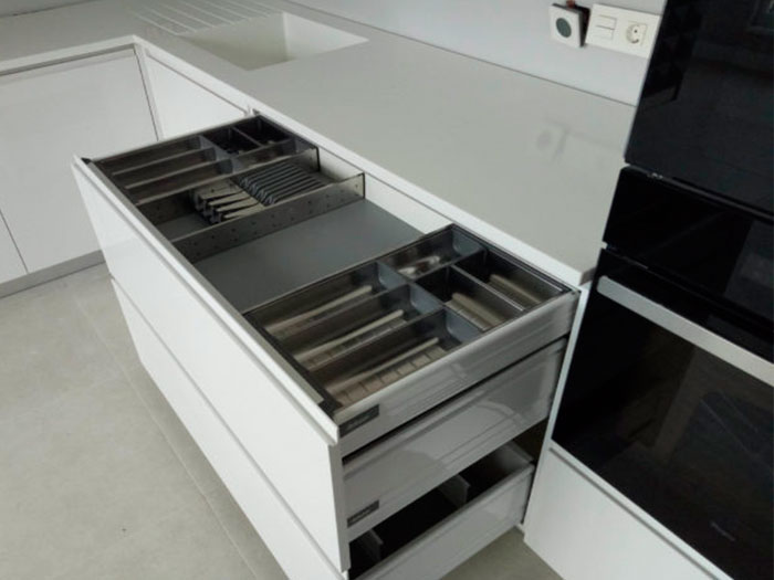 глянцевая угловая кухонная мебель